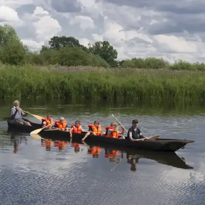 Ein Boot mit Kindern auf einem Fluss
