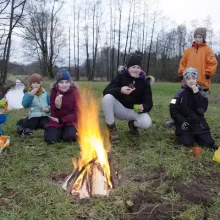 Kinder stehen an einem Lagerfeuer