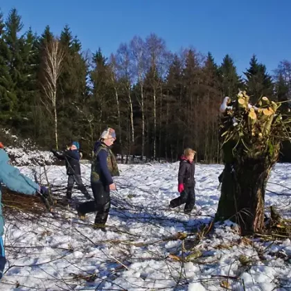 Kinder in Landschaft mit Schnee