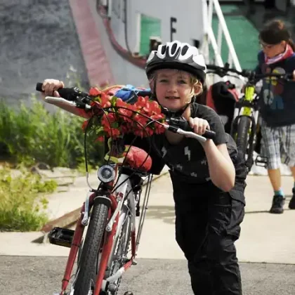 Kinder verlassen mit Fahrrädern die kleine Elbfähre