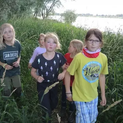 Kinder durchstreifen die Natur an der Elbe
