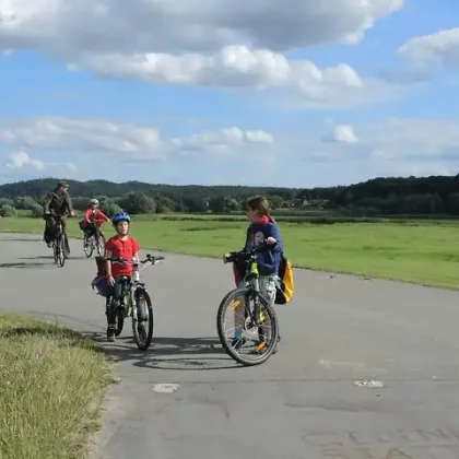 Kinder auf Fahrrädern in der Elbeaue