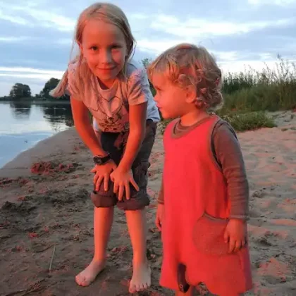 Kleine Kinder beim letzten Licht am Strand