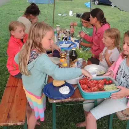 Kinder sitzten beim Essen zusammen