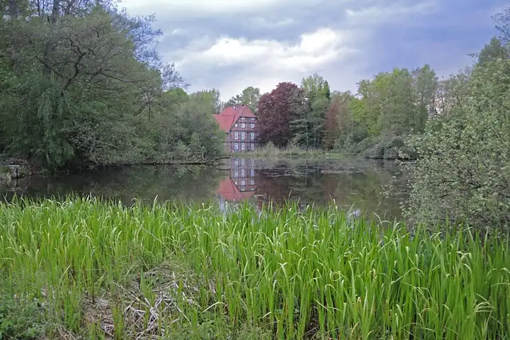 Ufer, Teich und Haus