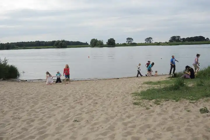 Kinder am Strand der Elbe