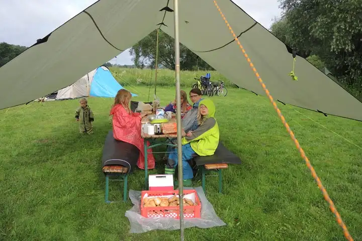 Kinder frühstücken im Zelt