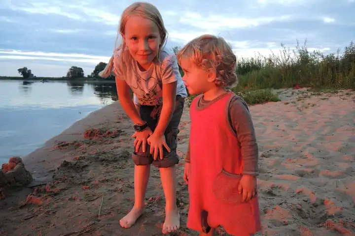 Kleine Kinder beim letzten Licht am Strand