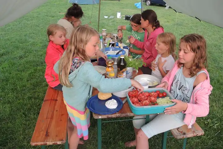 Kinder sitzten beim Essen zusammen